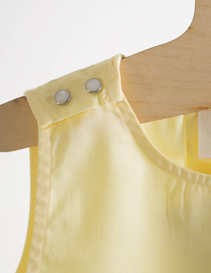 Close-up-Yellow-Dress